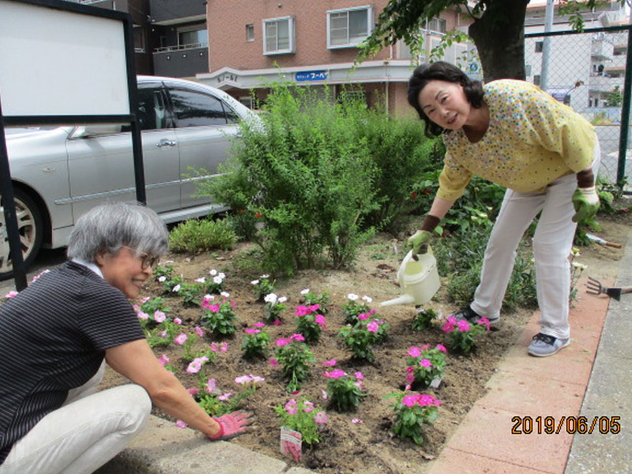 梅雨入り前に、居住者とスタッフと一緒に花壇の花の植え替えをしました。今回は暑さに強い『ペチュニア』と『日々草』を植えました。いつも笑顔がステキなおふたりです。