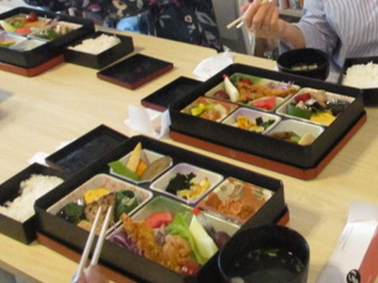 5月5日端午の節句の日に、サロンゆいま～るでランチ会を開催。名古屋で有名な仕出し屋さんでお弁当を注文し、皆さんと一緒にランチを楽しみました。エビフライや焼き魚、煮物や他にも沢山入っていてボリューム満点。とても楽しい時間でした。