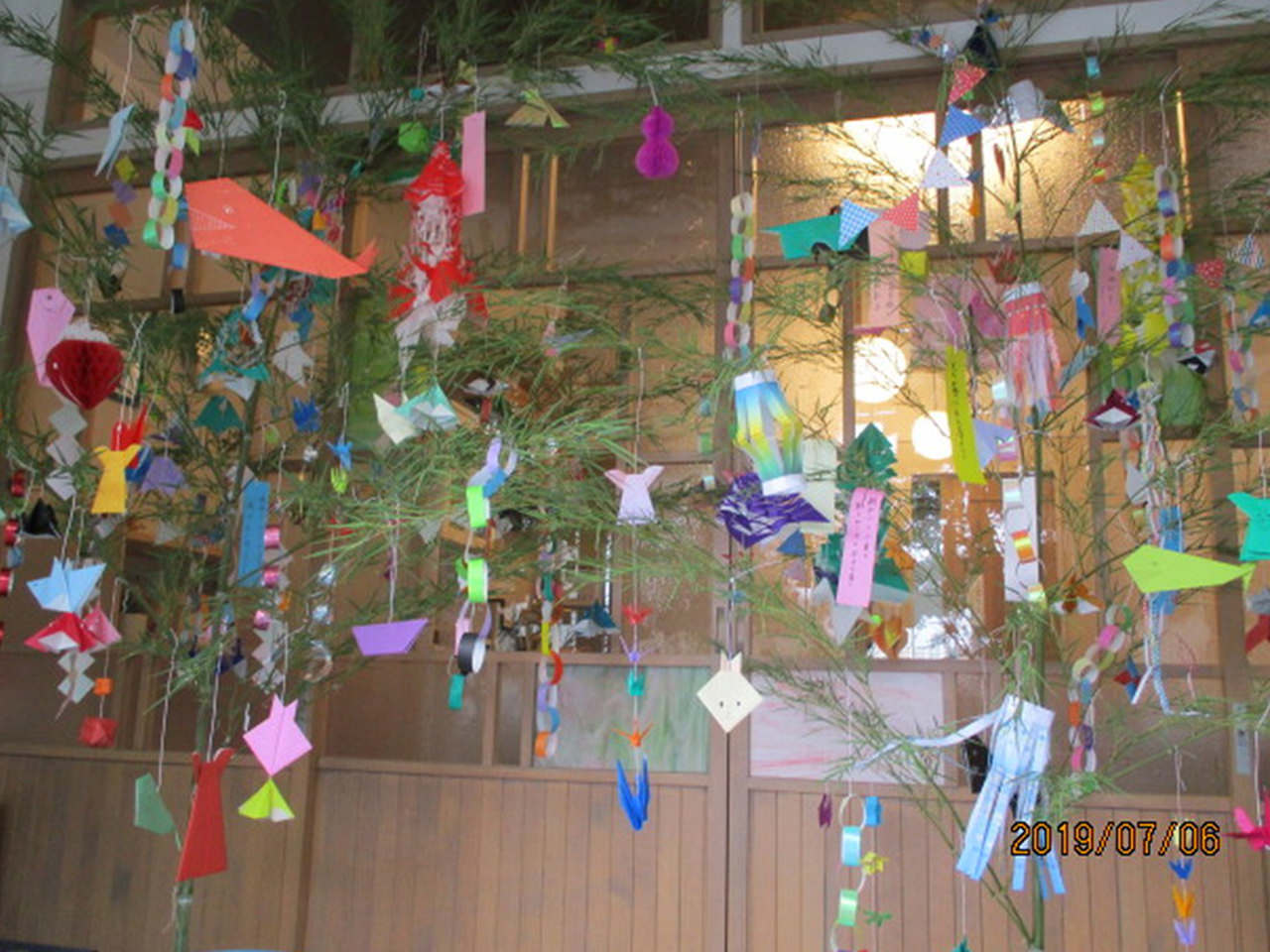 7月7日には「七夕茶話会」。居住者の方が、数日前から笹飾りを手作りしてくれました。「折り紙は久しぶり～むかしを思い出しながら作ったの～」と色とりどりの飾りがあっという間に出来上がりました。短冊と一緒に飾り、願いをこめました☆