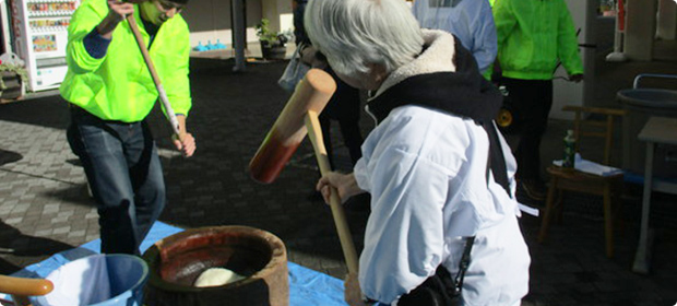 正月のもちつき大会のようす。